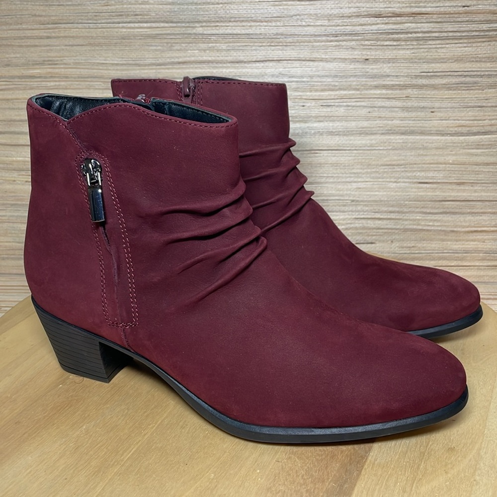 Munro Women's Elliot Boot in Wine Nubuck size 9